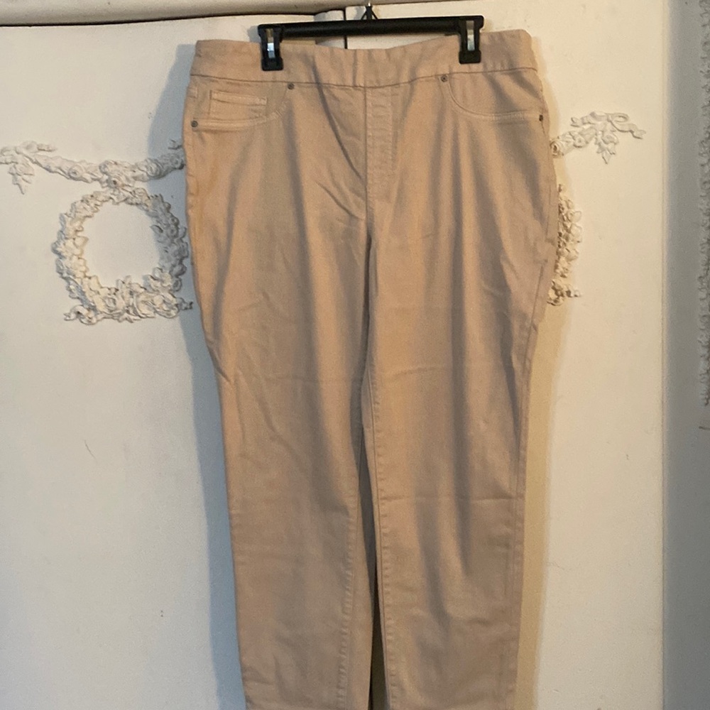 Chico’s light tan pull on jeggings. SZ 3 (16). NWT